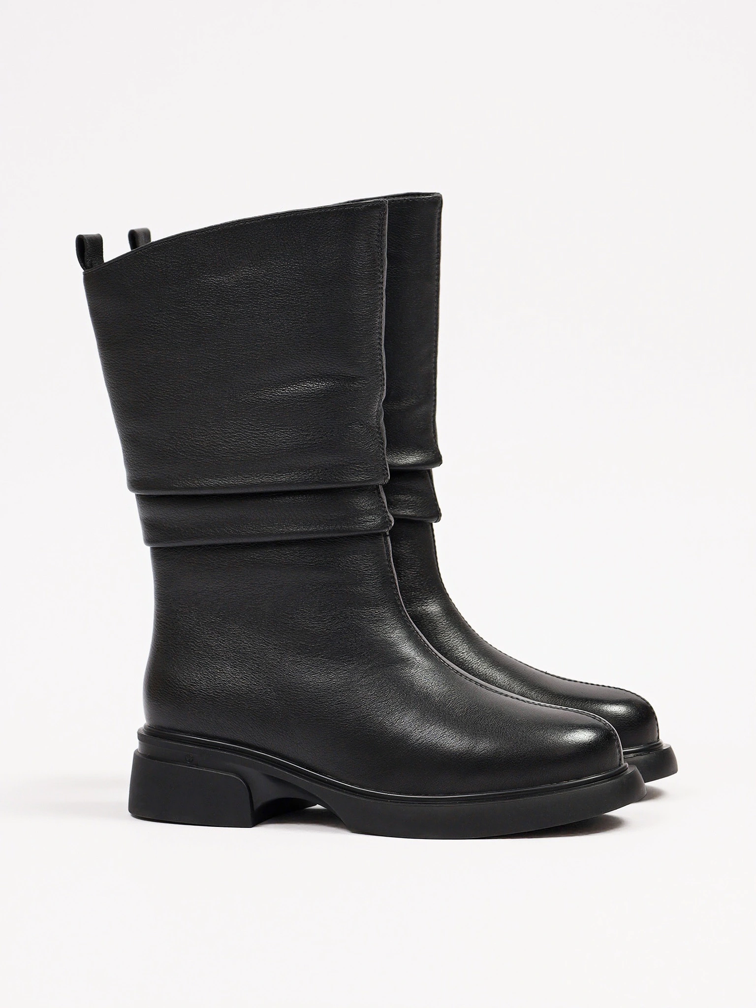 Сапоги черного цвета на среднем широком каблуке с мягкими складками